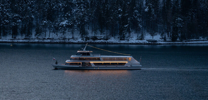 Auf dem weihnachtlich dekorierten Schiff der Achenseeschifffahrt über den See gleiten.