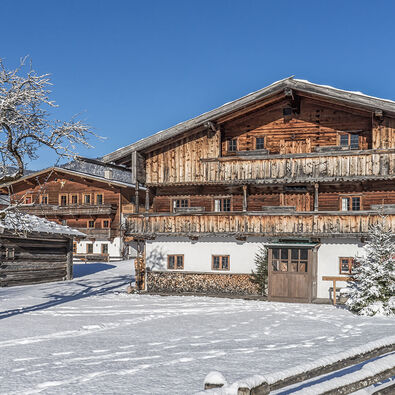 Eine Winteraufnahme vom Heimatmuseum Sixenhof, einem typischen Tiroler Bauernhof, wo man einen Einblick in das frühere Leben bekommt.