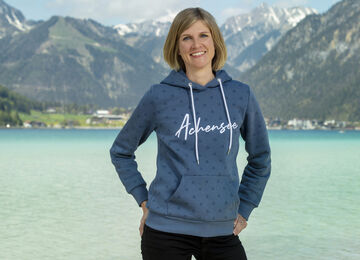 Stephanie Vetter von Achensee Tourismus am Seeufer in Maurach am Achensee.