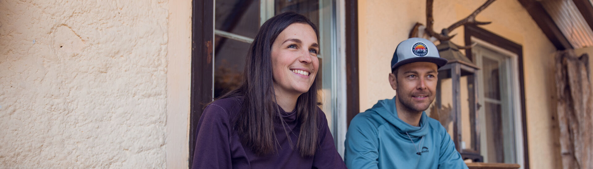 Der Einkehrschwung lässt sich bei einem heißen Getränk und leckeren Nachtisch ganz besonders gut genießen. Das Paar macht eine Rast im Waldhäusl in Steinberg am Rofan.