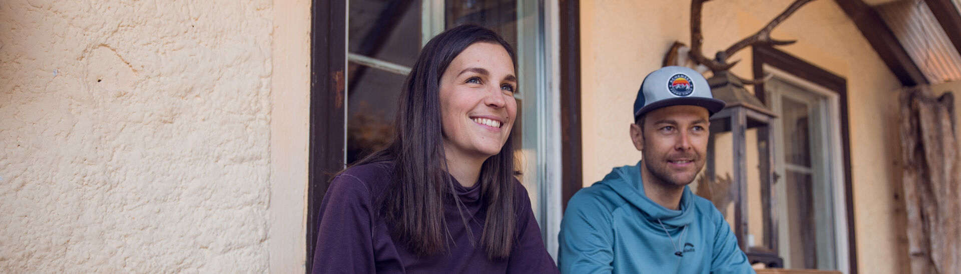 Der Einkehrschwung lässt sich bei einem heißen Getränk und leckeren Nachtisch ganz besonders gut genießen. Das Paar macht eine Rast im Waldhäusl in Steinberg am Rofan.