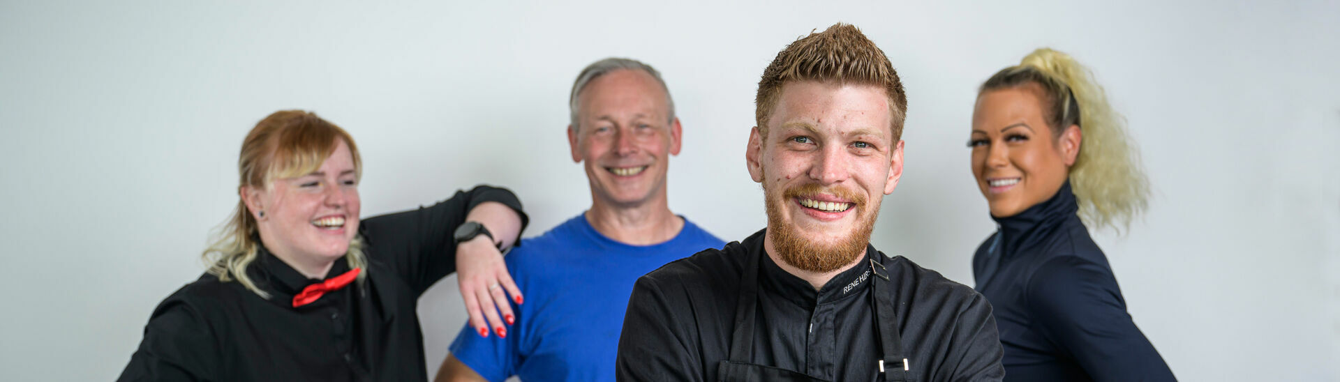 Ein Gruppenfoto mit einer Kellnerin, Seilbahnmitarbeiter, Koch und Reitlehrerin der Region Achensee.