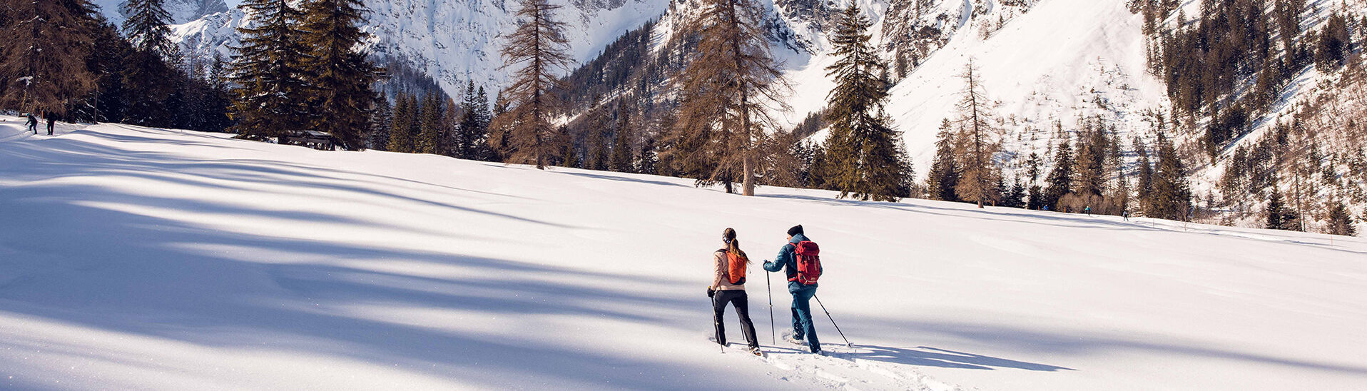 Mit den Schneeschuhen an den Füßen geht’s problemlos durch die Winterlandschaft des Falzthurntales im Naturpark Karwendel.