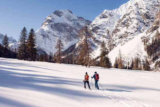 Explore the wintry scenery of the Falzturnthal in the Nature Park Karwendel on snowshoes.