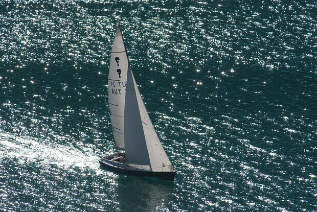 Am Achensee herrschen oft perfekte, manchmal auch herausfordernde Windbedingungen für Surfer, Segler und Kitesurfer.