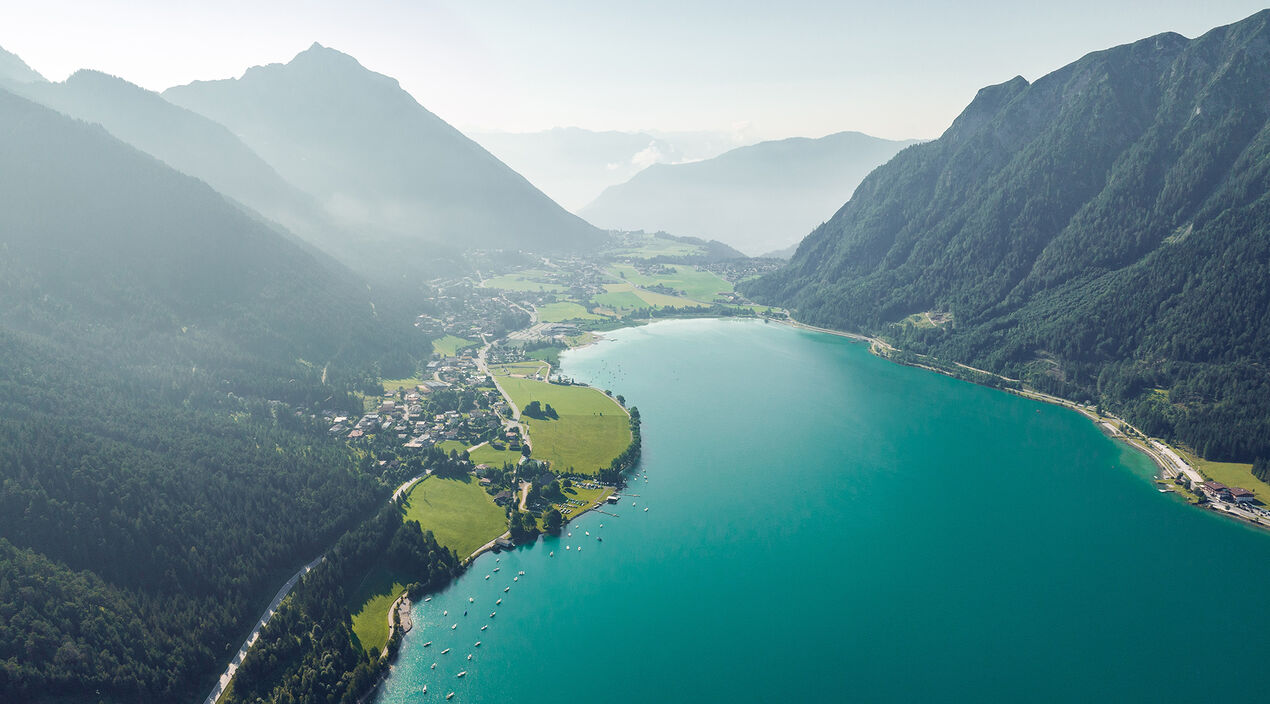 Der Achensee liegt eingebettet in der atemberaubenden Berglandschaft des Karwendel- und Rofangebirges mitten in Tirol.