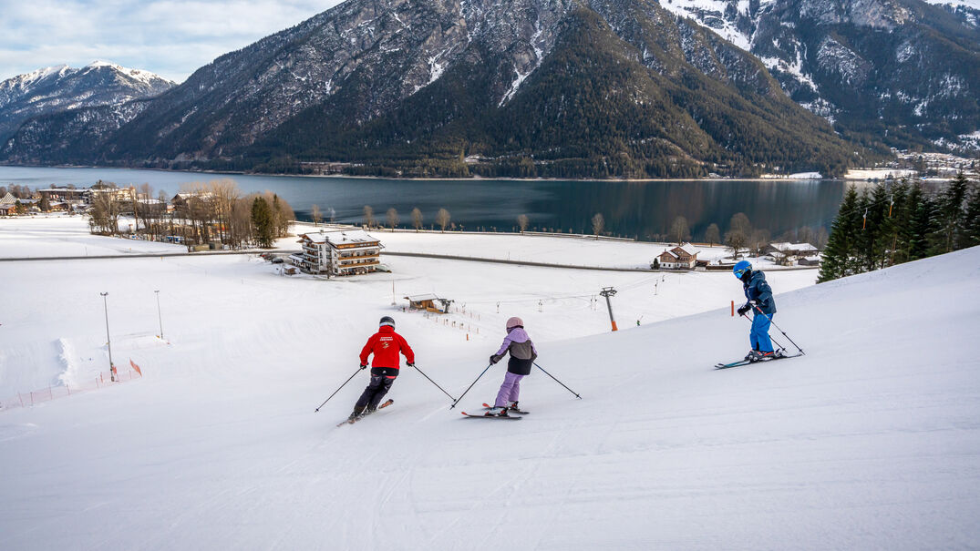 Die ersten Schwünge lernen die Kinder direkt bei den Planberg- & Wiesenliften in Pertisau mit einem Skilehrer.