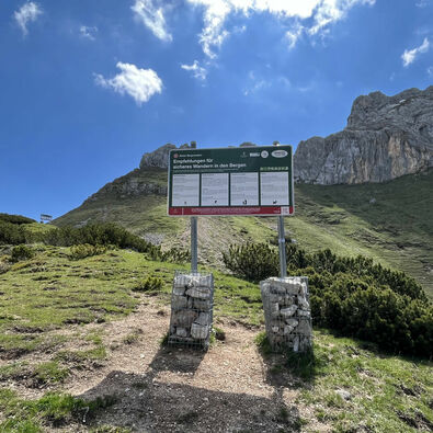 Auf dem Naturlehrpfad im Rofan könnt erfahren, wie ein gutes und nachhaltiges Miteinander von Mensch, Tier und Natur gelingt.