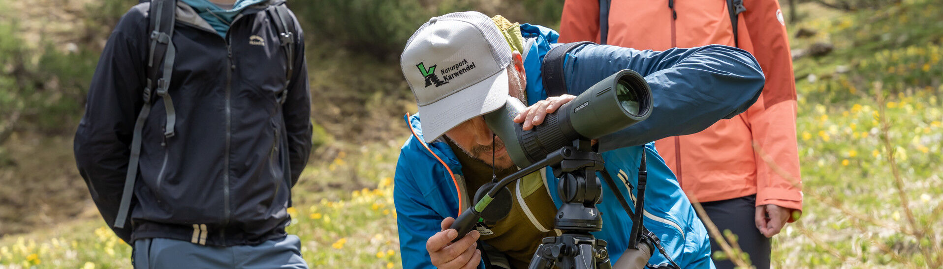 Auf dem Weg zur Moosenalm in Achenkirch erhalten die Teilnehmer der Nature Watch Tour interessante Einblicke in die Pflanzen- und Tierwelt der Region.