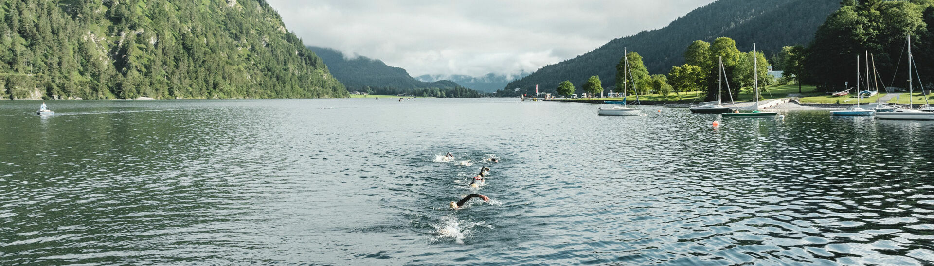 Langstreckenschwimmer durchqueren den Achensee