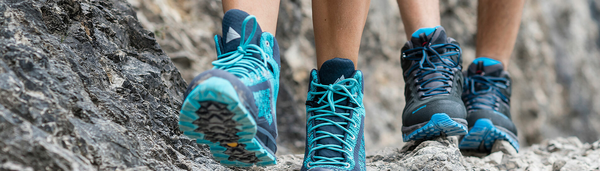 Zwei paar Füße gehen über einen steinernen Weg.