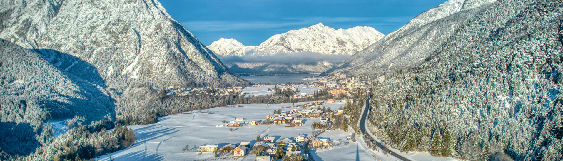 Der Neuschnee verzaubert den Achensee und die Dörfer der Region in ein echtes Winterwunderland. 