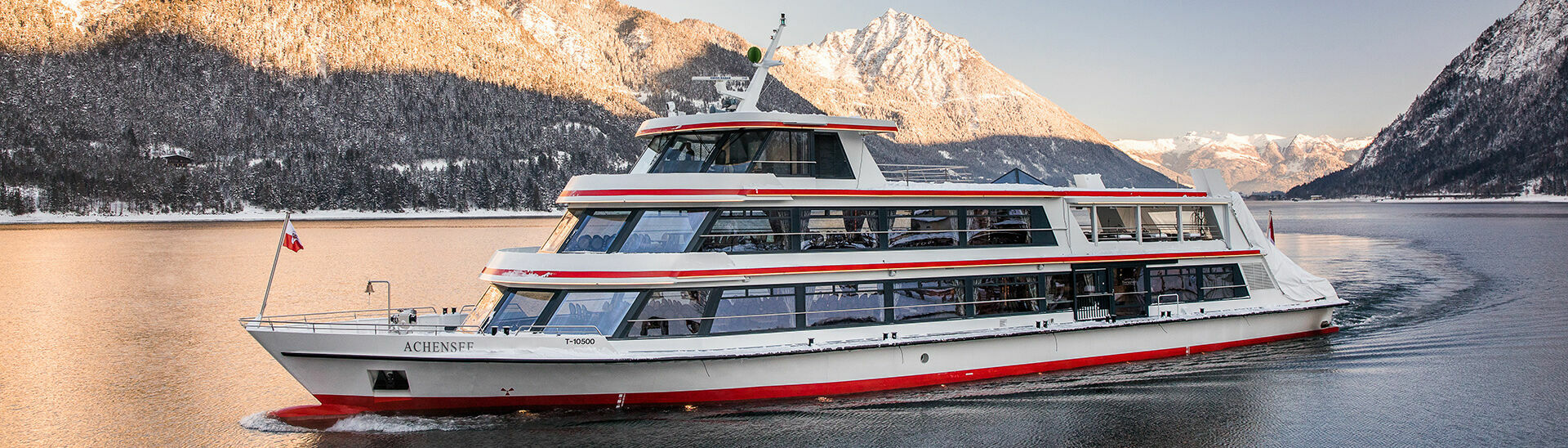 Die MS Achensee bei einer Rundfahrt an einem Wintertag auf dem Achensee.