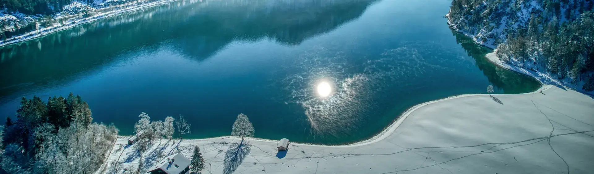 Der Ausblick von Achenkirch am Achensee auf die Winterlandschaft der Region ist atemberaubend.