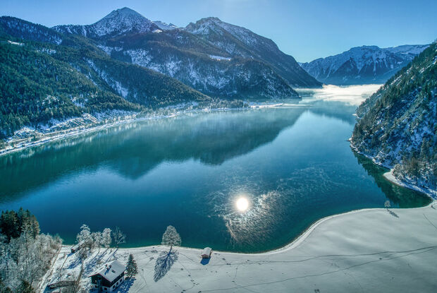 Der Ausblick von Achenkirch am Achensee auf die Winterlandschaft der Region ist atemberaubend.