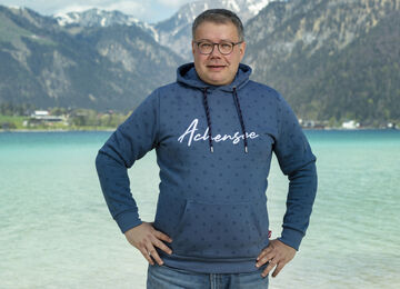 Gunther Hochhold von Achensee Tourismus am Seeufer in Maurach am Achensee.