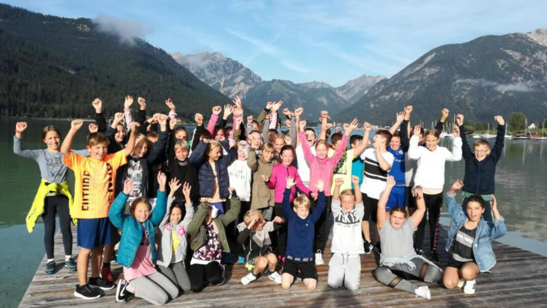 Gruppenfoto der Schüler der Mittelschule Achensee am Steg am Achenseeufer.
