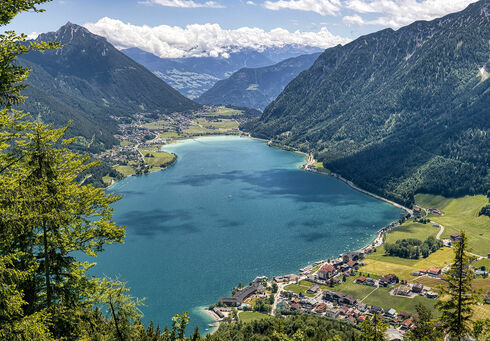Die Landschaft am Achensee erstrahlt im Sommer im satten Grün. Blick auf Pertisau, Maurach und das Ebner Joch.