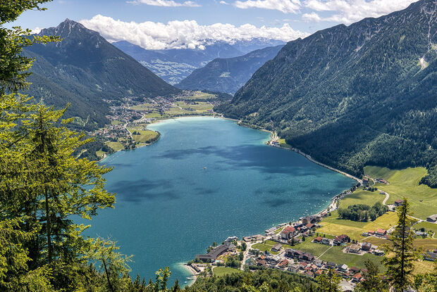 Landschaft im Sommer am Achensee Die Landschaft am Achensee erstrahlt im Sommer im satten Grün. Blick auf Pertisau, Maurach und das Ebner Joch.