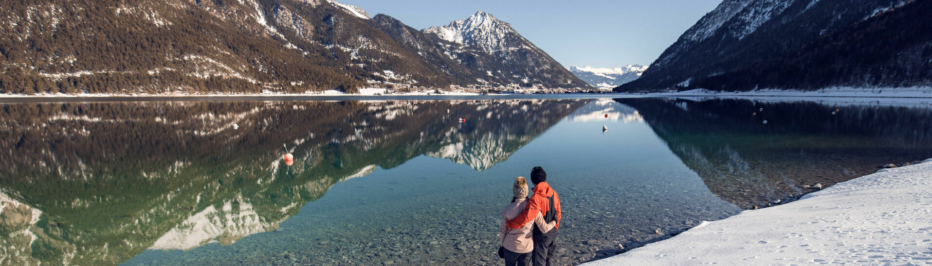 Winterwandern am Achensee Winterwanderung mit Blick auf den Achensee.