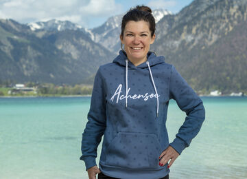 Maria Wirtenberger von Achensee Tourismus am Seeufer in Maurach am Achensee.