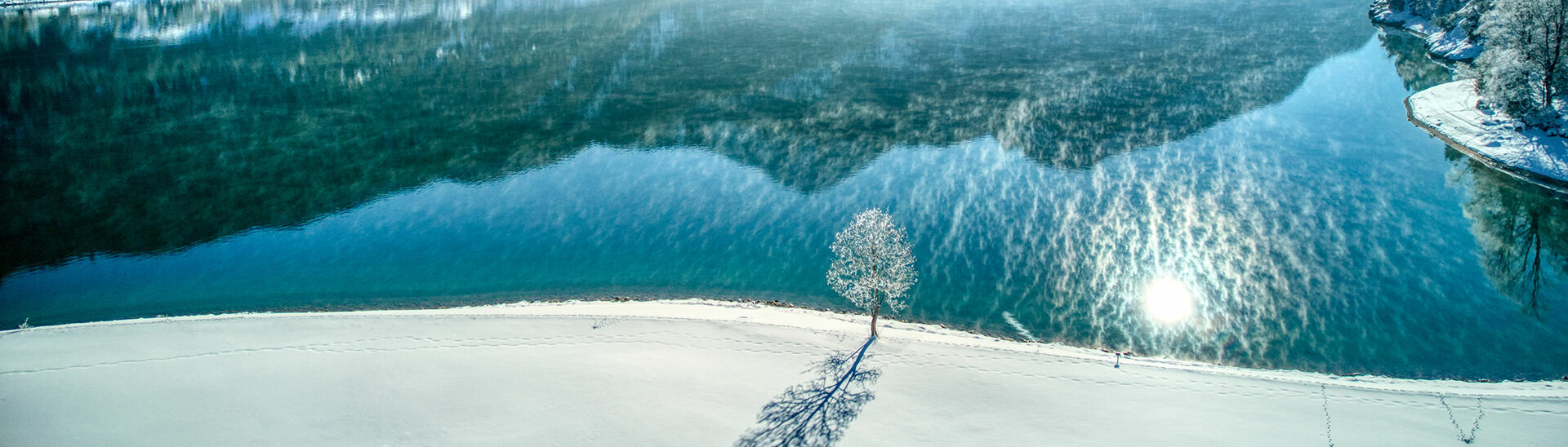 Der Ausblick von Achenkirch am Achensee auf die Winterlandschaft der Region ist atemberaubend.