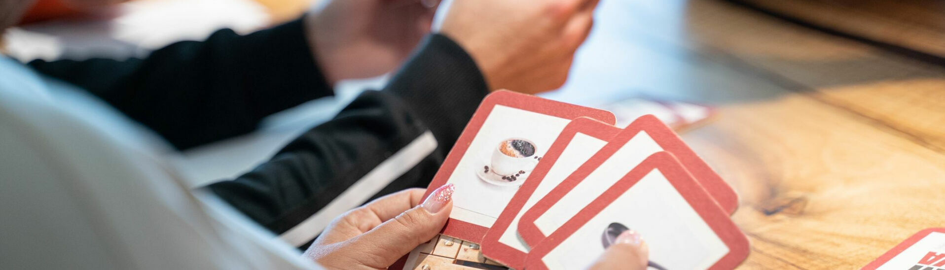 Mit Bildkarten lernt eine Gruppe in einem Deutschkurs.