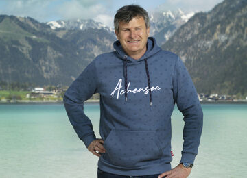 Martin Tschoner von Achensee Tourismus am Seeufer in Maurach am Achensee.