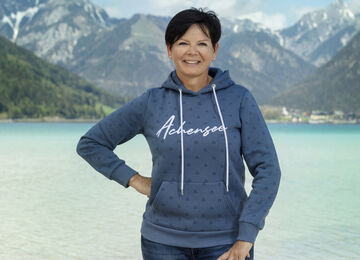 Monika Margreiter von Achensee Tourismus am Seeufer in Maurach am Achensee.