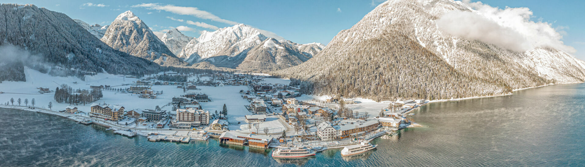 Pertisau am Achensee Blick auf das verschneite Dorf Pertisau, welches am Westufer des Achensees liegt.