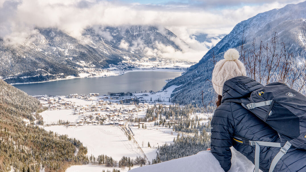 Der Blick schweift über die verschneite Landschaft von Pertisau und den Achensee bis nach Maurach.