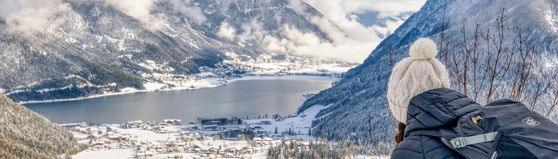 Der Blick schweift über die verschneite Landschaft von Pertisau und den Achensee bis nach Maurach.