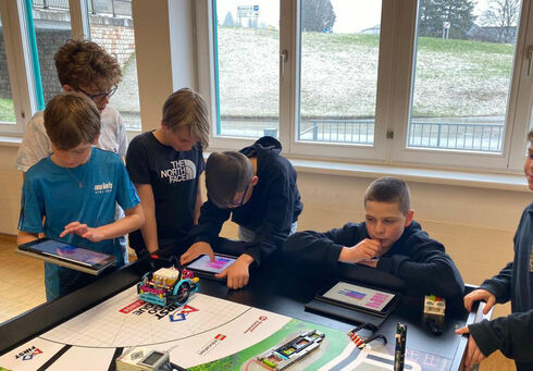IT spielend verstehen Schüler der Mittelschule Achensee beschäftigen sich spielerisch mit Robotik.