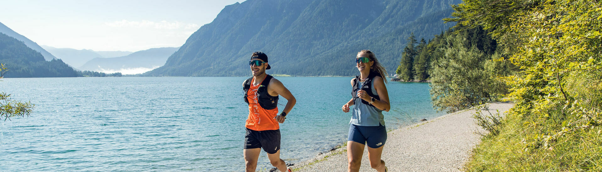 Zwei Läufer bei schönem Sommerwetter am Ufer des Achensees.