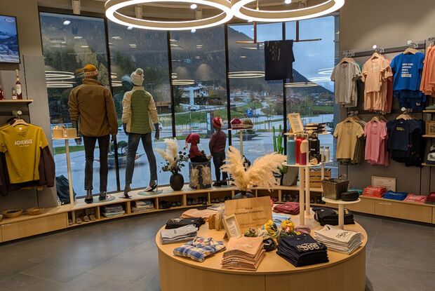Der Atoll Achensee SHOP in Maurach am Achensee bietet ein breites Sortiment.