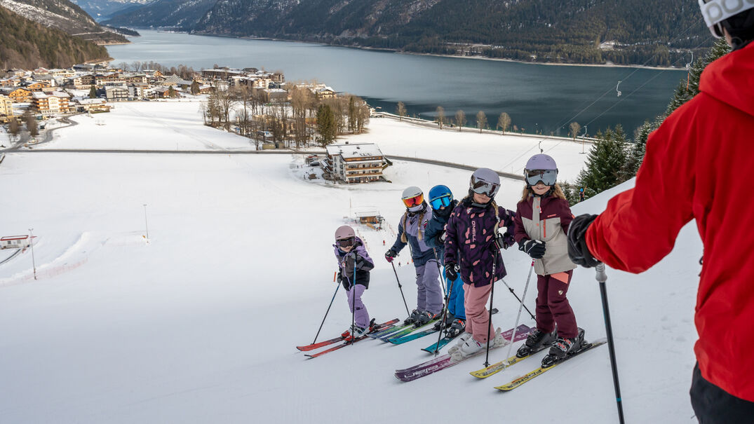 Ein Gruppenfoto der Kinder beim Skikurs bei den Planberg- & Wiesenliften in Pertisau.