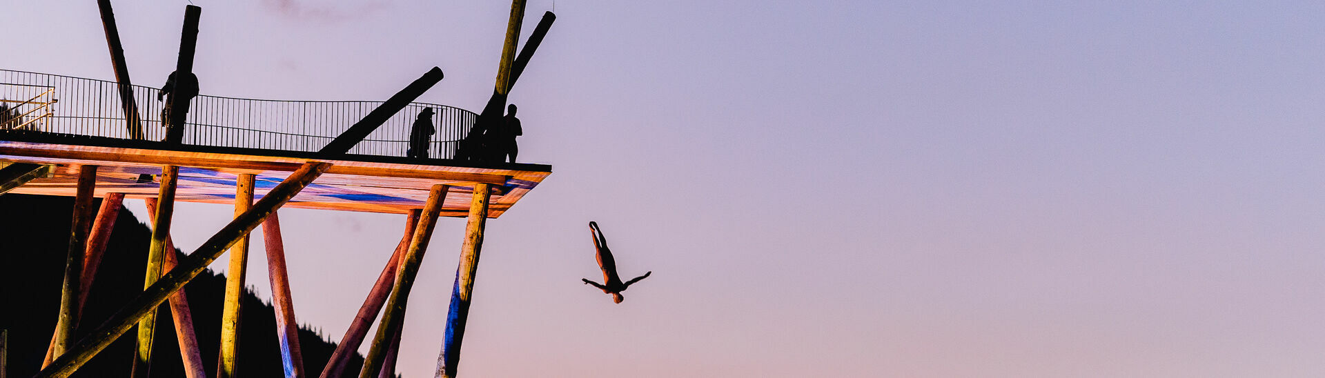 Beim Event Chill & Jump stürzen sich die besten Cliff Diver mit abenteuerlichen Manövern vom Hochsteg in Pertisau in den Achensee.