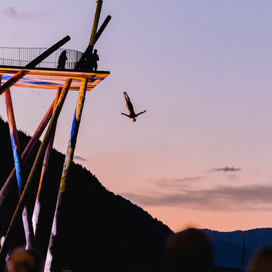 Chill & Jump #Achensee is an amazing event featuring the best cliff divers jumping from the viewing platform in Pertisau.