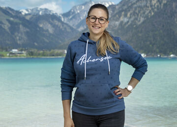 Julia Renner von Achensee Tourismus am Seeufer in Maurach am Achensee.