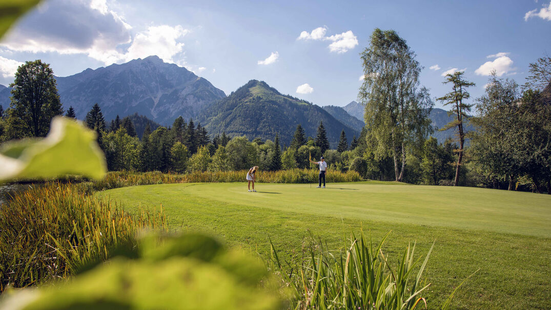 Eine spektakuläre Kulisse prägt das Bild des Golf- und Landclubs Achensee in Pertisau und macht Golfen in der Region zu einem Highlight.