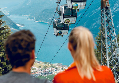 Ein Pärchen genießt im Sommer die Aussicht vom Zwölferkopf auf den Achensee. Sie sind mit der Karwendel-Bergbahn hinaufgefahren.