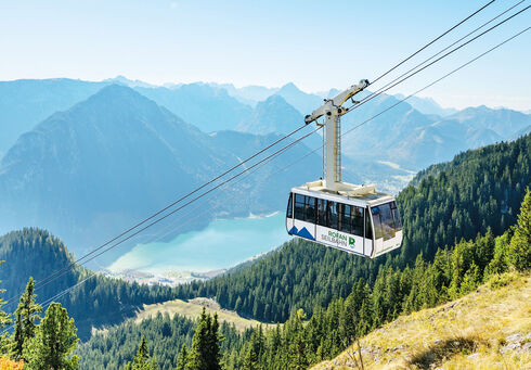 Die Rofan Seilbahn fährt in Richtung Bergstation vor atemberaubender Kulisse.