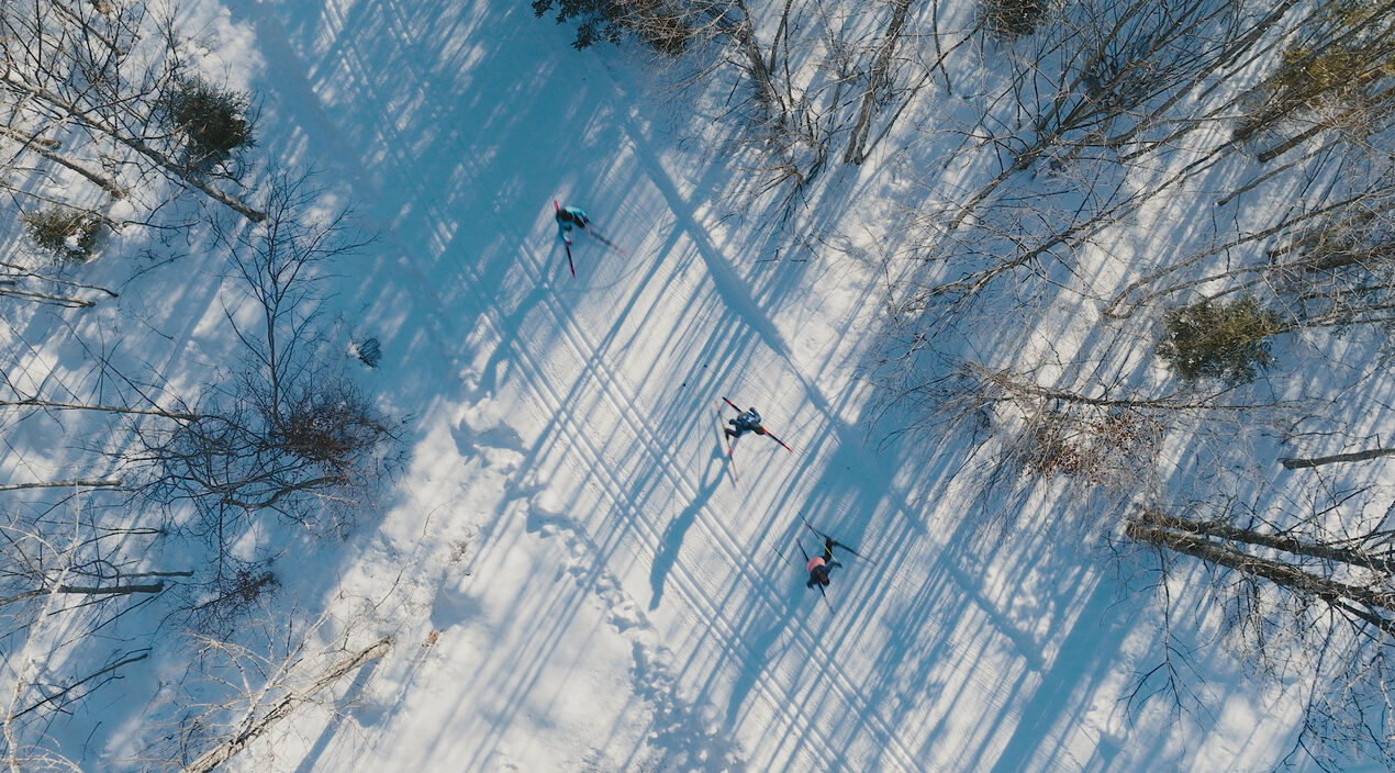Langläufer aus der Vogelperspektive im Winter am Achensee.