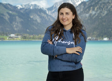 Anika Bovo von Achensee Tourismus am Seeufer in Maurach am Achensee.