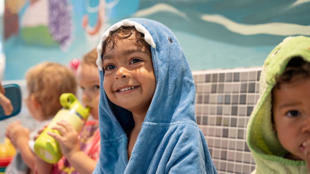 Kinder haben eine großartige Zeit beim Wasserspaß im Atoll Achensee.