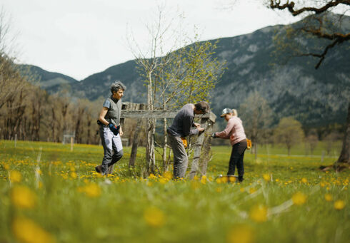 A man repairs a fence at Ahornboden in the Karwendel Nature Park.