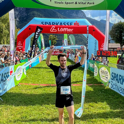 Nach dem Zieleinlauf in Pertisau am Achensee strahlt der Gewinner des Achenseelaufs glücklich in die Kamera.