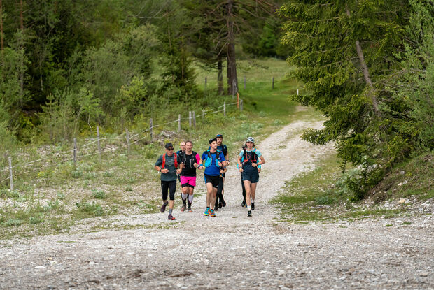 Eine Läufergruppe unterwegs auf Schotterwegen in der Naturlandschaft am Achensee.