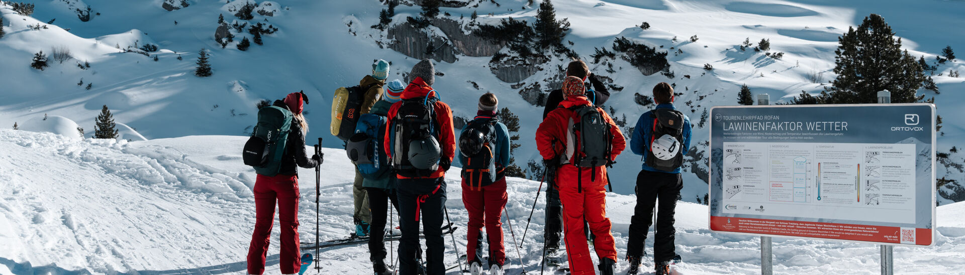 Der Tourenlehrpfad Rofan in Maurach informiert an sieben Stationen über korrektes alpines Verhalten und den Umgang mit LVS-Gerät, Schaufel und Sonde.