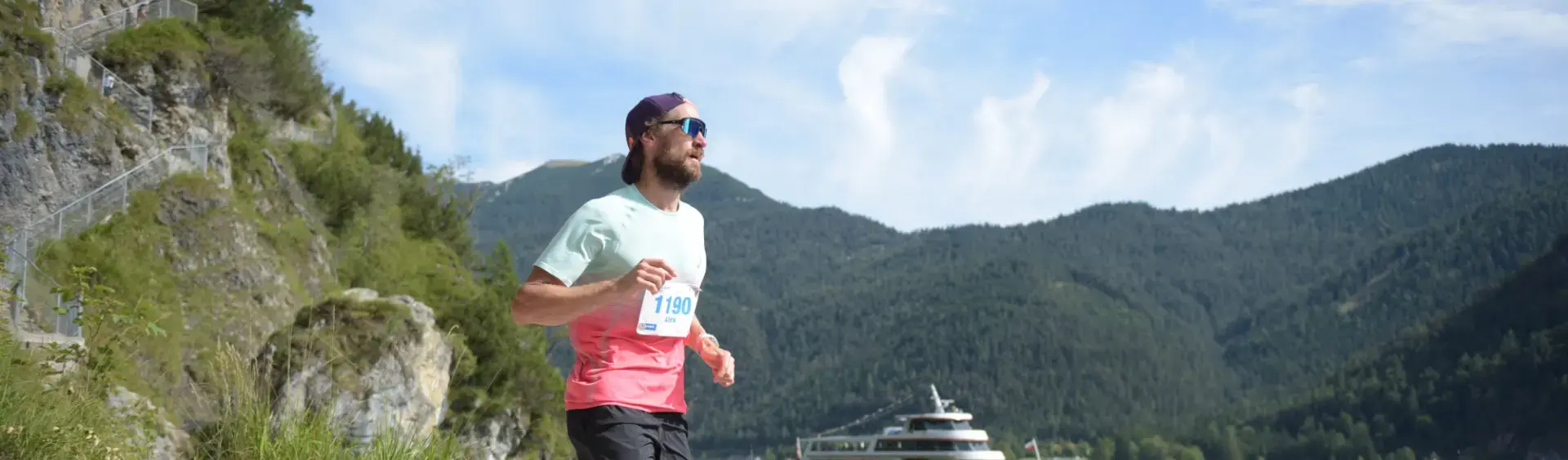 Achenseelauf Ein Teilnehmer auf der Trail-Strecke des Achenseelaufs. Im Hintergrund ist die Achenseeschifffahrt zu sehen.